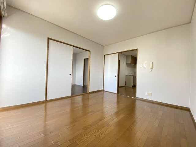 レーヴ泉Ⅲの居間・リビング|洋室8帖