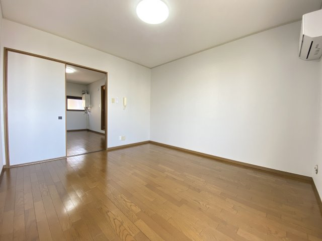 レーヴ泉Ⅲの居間・リビング|洋室8帖