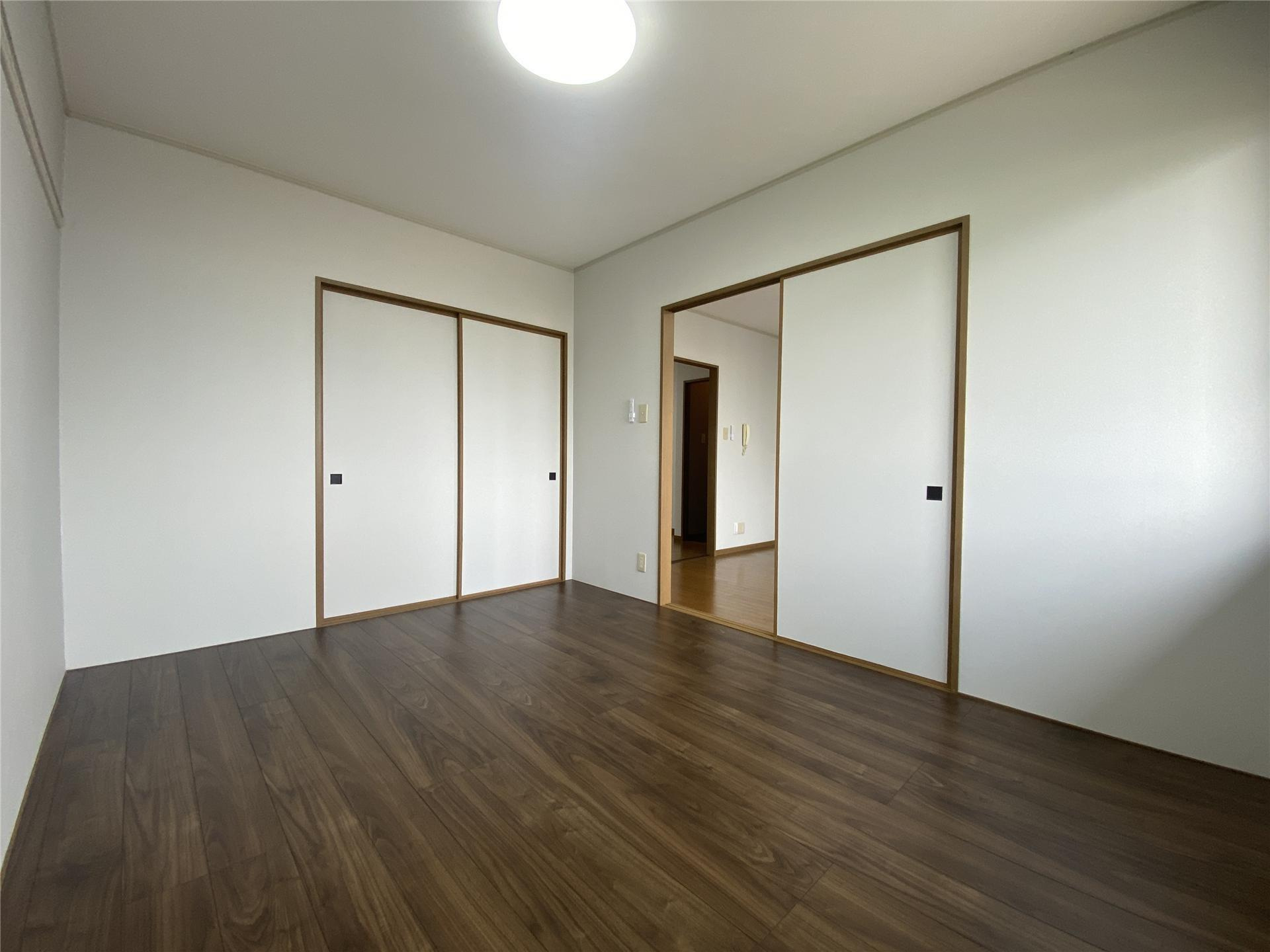 レーヴ泉Ⅲの洋室|洋室6帖（リビング隣）