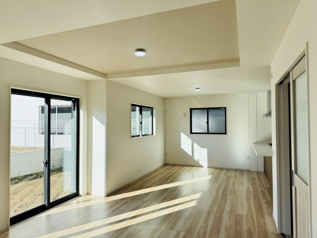 八王子市　兵衛　新築未入居戸建て　１期の居間・リビング|～22.0帖の明るく開放感のあるLDK、家族団欒の時間をお過ごしいただけます～