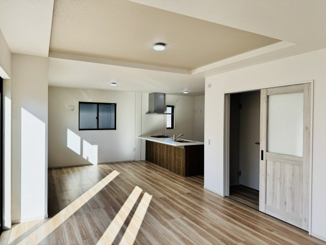 八王子市　兵衛　新築未入居戸建て　１期の内装|～折り上げ天井が、より開放感を演出してくれるリビングダイニング～