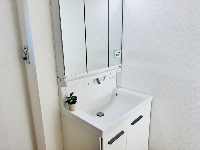 八王子市　兵衛　新築一戸建て　１期の独立洗面台|～３面鏡付きの独立洗面台　細々している物をスッキリ収納出来ます～