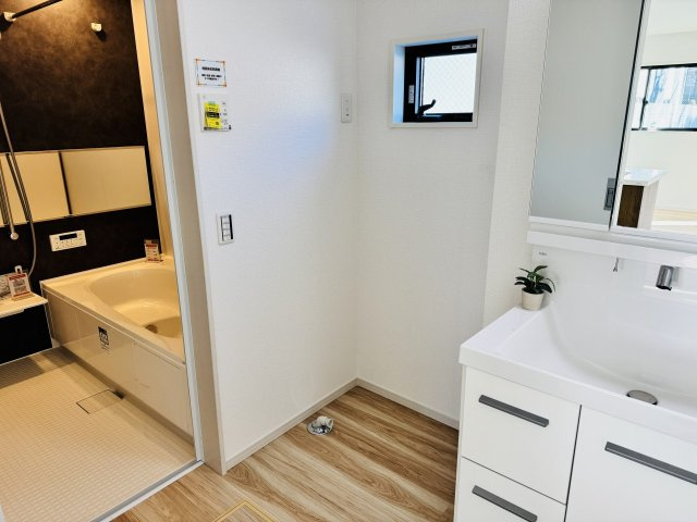 八王子市　兵衛　新築一戸建て　１期の脱衣所|～窓付きで明るい洗面所　換気もしやすいです～