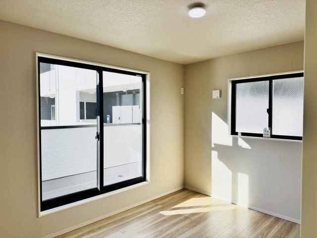 八王子市　兵衛　新築未入居戸建て　１期の寝室|～2階8.2帖の主寝室　ベッドなど大型家具のレイアウトもしやすい広さです～