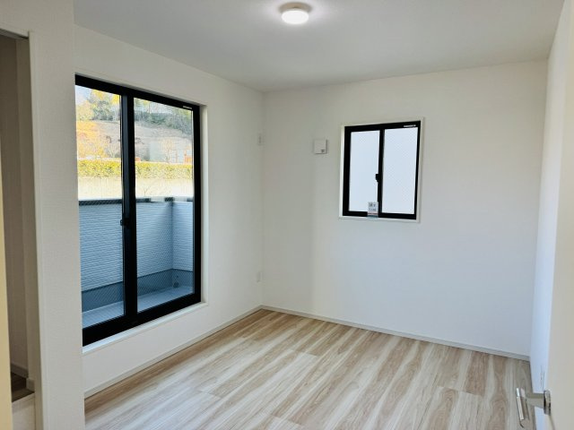 八王子市　兵衛　新築一戸建て　１期の洋室|～北側バルコニーに面している5.6帖の洋室です～