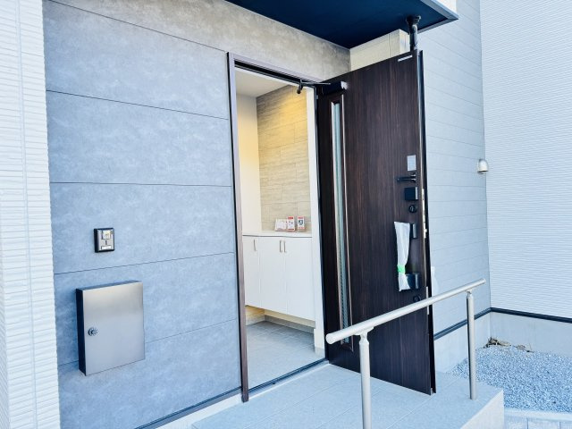 八王子市　兵衛　新築未入居戸建て　１期の玄関|～玄関は安心のWロックキーを採用～