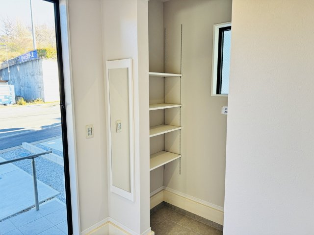 八王子市　兵衛　新築一戸建て　１期の玄関|～シューズインクローク付き　物が溢れがちな玄関をスッキリとした状態に保てます～