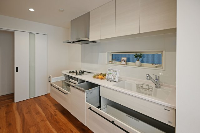 尼崎市大庄北5丁目新築戸建のキッチン|収納にはソフトクローズ機能付き。小さなお子様が手を挟んでケガをするリスクが減少し、また中の調理器具への衝撃が和らぎ破損を防ぎます。