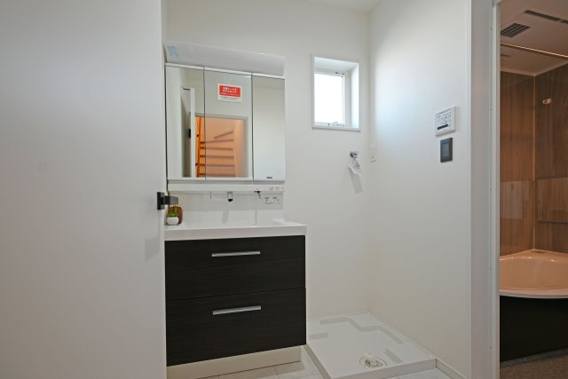 尼崎市大庄北5丁目新築戸建の独立洗面台|三面鏡つき洗面台は収納豊富。メイク道具が多い方や、大きめの美容家電をお使いの方でも安心の収納量です。