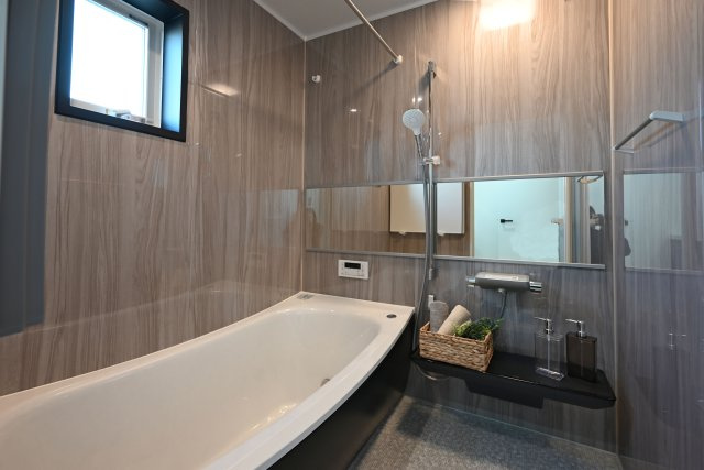 尼崎市大庄北5丁目新築戸建の浴室|浴室乾燥機や追い焚き機能つきで毎日のお風呂がより快適になります。またほっカラリ床を採用し、清潔で安全な浴室となっております。