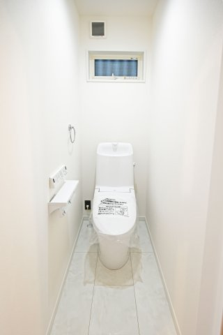尼崎市大庄北5丁目新築戸建のトイレ|フルオート便器洗浄機能付きのため、トイレ掃除の手間が省ける上、清潔に保つことができます。