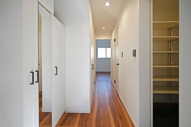 尼崎市大庄北5丁目新築戸建の玄関|玄関には大きな鏡とシューズインクローゼット付き。外出前に身だしなみのチェックができて便利ですね。