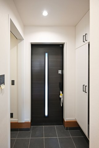 尼崎市大庄北5丁目新築戸建の玄関|大きなシューズインクローゼットは、オシャレ好きな方やスニーカー収集が趣味の方でも安心の収納量です。