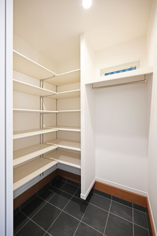尼崎市大庄北5丁目新築戸建の収納|靴以外にも、ベビーカーや車いすなども収納できます。ご家族のライフサイクルに合わせてご活用いただけます。