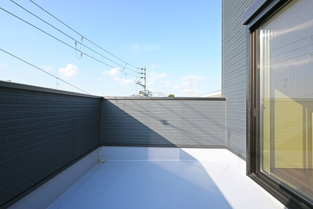 尼崎市大庄北5丁目新築戸建のバルコニー|広いバルコニーでは、洗濯物を干す以外にも、子供用プールを広げて遊んだり、ガーデニングや家庭菜園などの趣味も楽しめます。