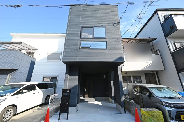 尼崎市大庄北5丁目新築戸建の外観|尼崎市大庄北5丁目に新築戸建が登場。小中学校やスーパーが徒歩10分圏内で生活に便利な立地です。皆様からのご連絡を心よりお待ちしております。