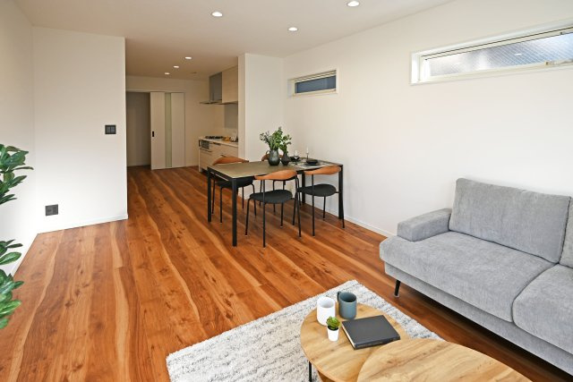 尼崎市大庄北5丁目新築戸建の居間・リビング|どこでもドアホンつきのため、外出時でも来客対応ができます。外出中に宅配業者が来ても、スマホから「宅配ボックスに入れて」と伝え、そのまま荷物を受け取れます。