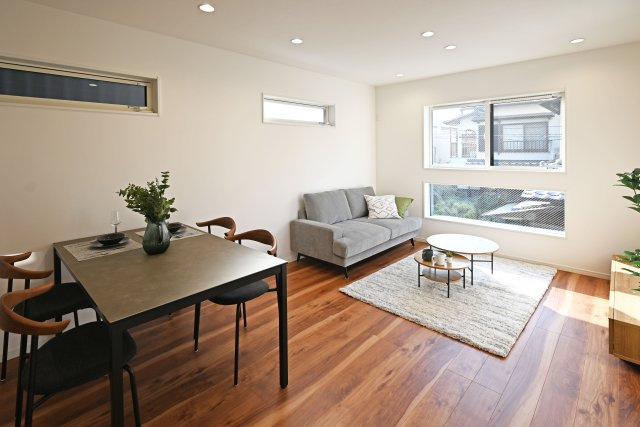 尼崎市大庄北5丁目新築戸建の居間・リビング|16帖のリビングです。2階リビングのため、外からお家の中が見えにくく、ご家族のプライバシーを守ることができます。