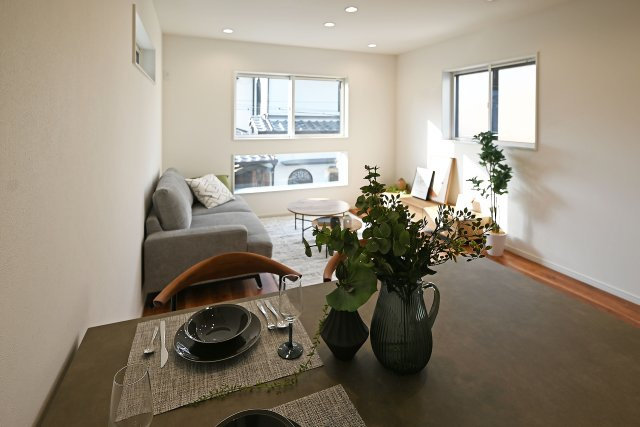 尼崎市大庄北5丁目新築戸建の居間・リビング|ダイニングテーブルとソファを置いても余裕があり、ご家族全員が集まっても広々とお使いいただけます。
