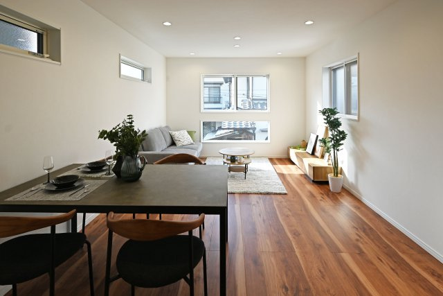 尼崎市大庄北5丁目新築戸建の居間・リビング|2階リビング且つ3面採光で陽当たり通風良好です。日中は電気をつけなくても明るいため、節電に繋がります。