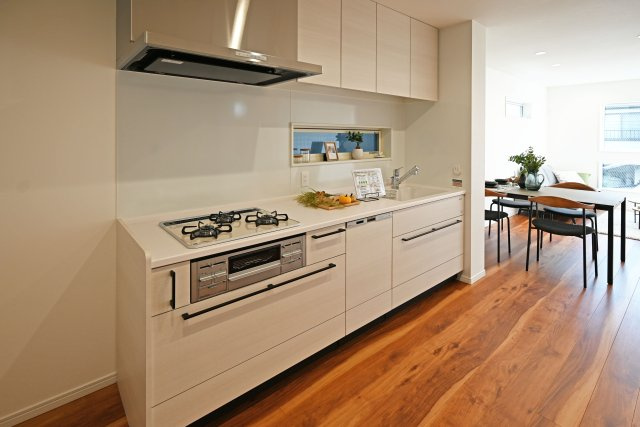 尼崎市大庄北5丁目新築戸建のキッチン|食洗機や浄水器付きの便利なシステムキッチンです。毎日の家事が楽になる上、蛇口をひねるだけでいつでもおいしいお水を飲むことができます。