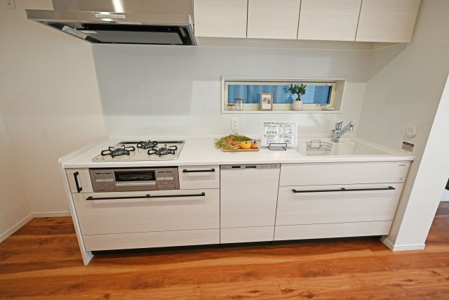 尼崎市大庄北5丁目新築戸建のキッチン|キッチンに窓が付いているため、必要になったとき、効率的に換気を行うことができます。また日光を取り入れることによって、キッチンが明るくなります。