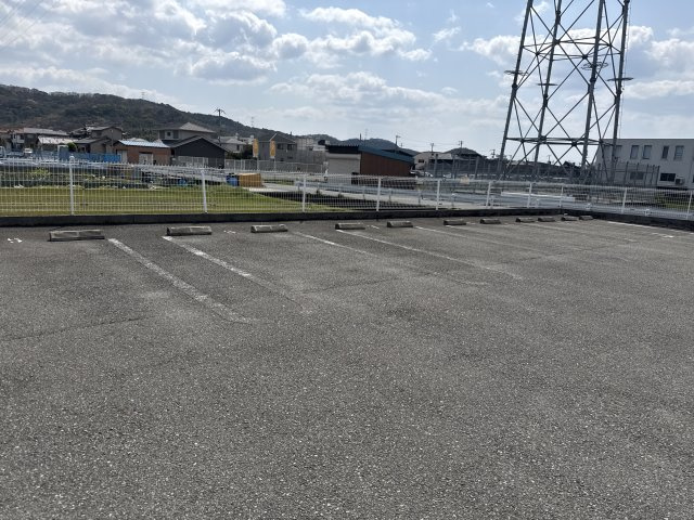 ライラック　グレースの駐車場