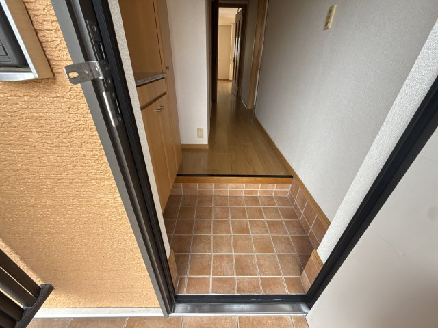 クール・ヴィヴァーチェＢの玄関