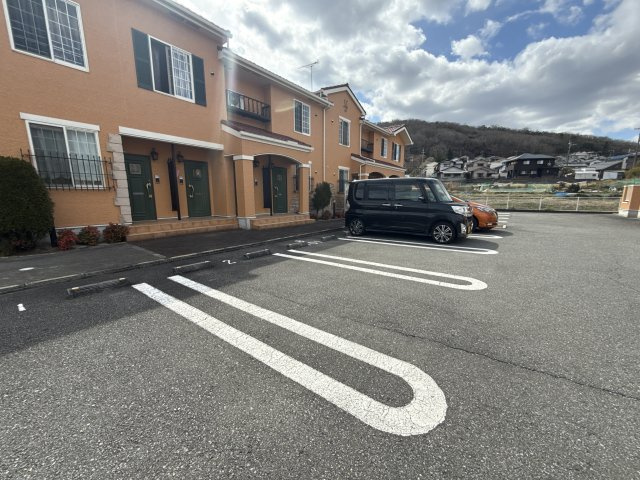 クール・ヴィヴァーチェＢの駐車場