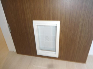【設備】 | グランチェスタ悠参番館 | ペットくぐり戸（イメージ）