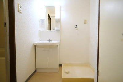 【洗面所】 | アーバン貫井 | 明るい洗面所です