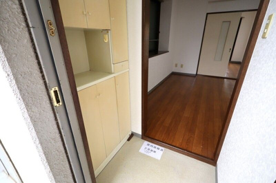 【玄関】 | アーバン貫井 | 明るい玄関です