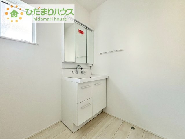 【独立洗面台】 | 我孫子市新木野4丁目24-2期　新築戸建 | 三面鏡の大きな鏡は憧れます(^^♪
鏡の後ろは収納となっていて、細かいものでも収納できるのでスッキリと整理できます！