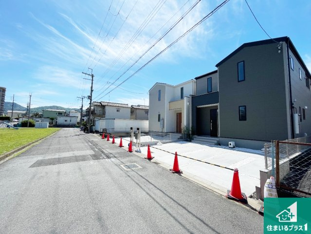 ●5(土)6(日)現地案内可能！　奈良市南京終町　ラスト1邸の前面道路含む現地写真|周辺は閑静な住宅街！前面道路広々で車の出し入れも便利です。駐車が苦手な方でも安心して車庫入れできます！