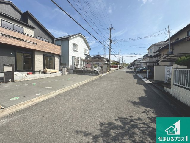 生駒市ひかりが丘　新築一戸建て　の前面道路含む現地写真|周辺は閑静な住宅街！前面道路広々で車の出し入れも便利です。駐車が苦手な方でも安心して車庫入れできます！
