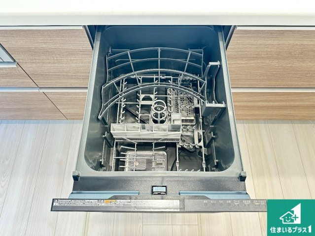生駒市ひかりが丘　新築一戸建て　の設備|食事後の一仕事、食器洗いをボタン一つでお任せできちゃいます！場所を取らないビルトイン式なので、お料理スペースもしっかり確保！