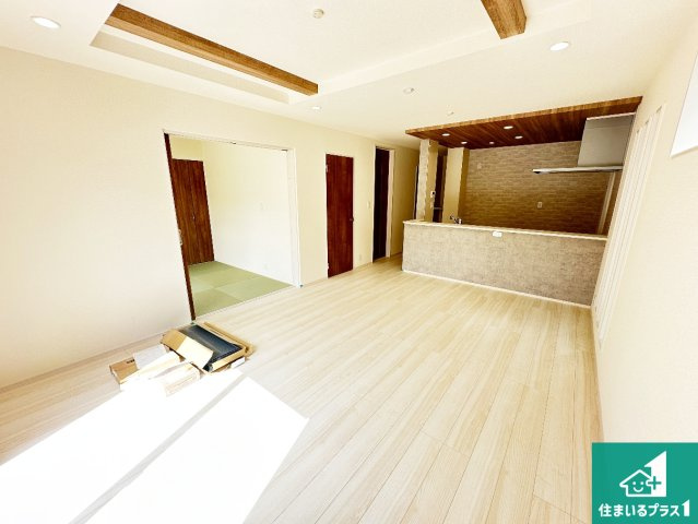 生駒市ひかりが丘　新築一戸建て　の居間・リビング|日当たり良好の明るいリビングで朝の目覚めもスッキリできそう！対面キッチンでご家族のコミュニケーションも自然と増える設計！小さなお子様が遊ぶスペースを作っても広々とくつろげるLDK！