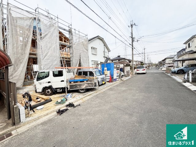 生駒市ひかりが丘　新築一戸建ての前面道路含む現地写真|周辺は閑静な住宅街です。前面道路もしっかりと有りますので車の出し入れも安心ですよ！