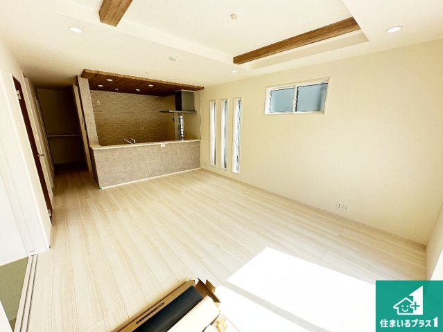 生駒市ひかりが丘　新築一戸建て　の居間・リビング|シンプルなリビングは、観葉植物等のインテリアを楽しめますね！パパ好みにも、ママ好みにも家具次第で雰囲気を変えることができます！