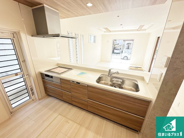 生駒市ひかりが丘　新築一戸建て　のキッチン|リビングと統一感があり、使い勝手のいいキッチン。広々としているので、二人並んで作業が出来ちゃいます。お子様と一緒に色々なお料理に挑戦できるスペースがあります。