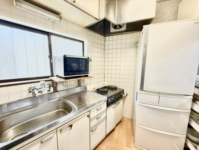 神戸市垂水区舞子台1丁目のキッチン|キッチンの近くに窓があり、換気もできます♪