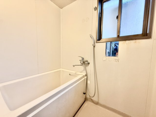 神戸市垂水区舞子台1丁目の浴室|小窓からの換気もでき湿気対策も可能です！