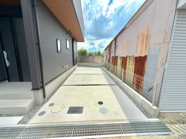 西野　新築一戸建の駐車場