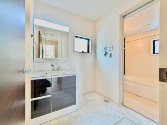 【独立洗面台】 | 西野　新築一戸建 | ゆとりのある洗面室ですよ♪朝の身支度もスムーズにできますね！