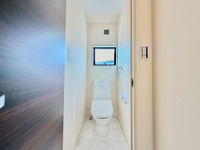 西野　新築一戸建のトイレ|トイレ１階と２階の２ヶ所あります！忙しい朝や家族の多いご家庭も安心ですね♪