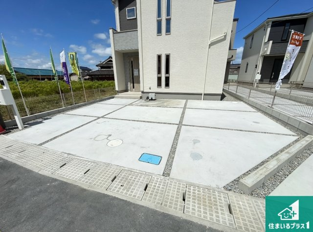 富田林市錦織北　第2期　新築一戸建ての駐車場|並列２台駐車可能！ゆとりの駐車スペースで車庫入れもスムーズ！