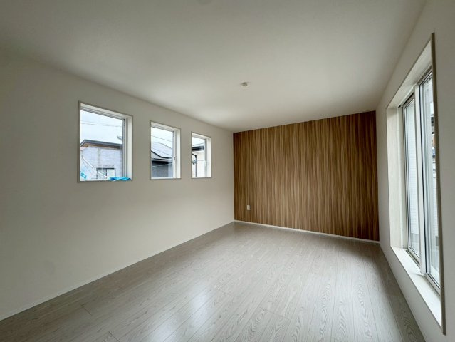 ーBloomーブルームー小倉南区津田新町1丁目4期　【小倉南区　新築戸建て】の洋室|2階9帖洋室はアクセントクロスがお洒落♪