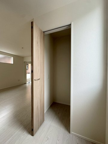 ーBloomーブルームー小倉南区津田新町1丁目4期　【小倉南区　新築戸建て】の駐車場|キッチン横の収納はパントリーとしても使用できます♪【小倉南区　新築戸建て】