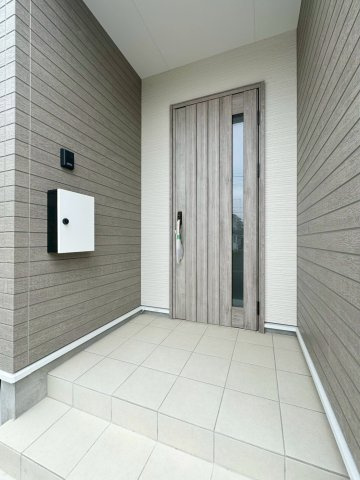ーBloomーブルームー小倉南区津田新町1丁目4期　【小倉南区　新築戸建て】の玄関|玄関には屋根もあり雨の日のドアの開閉も焦りません　【小倉南区　新築戸建て】