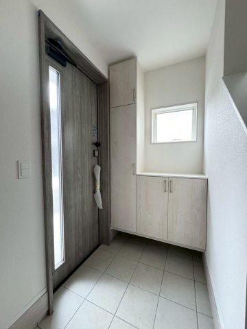 ーBloomーブルームー小倉南区津田新町1丁目4期　【小倉南区　新築戸建て】の玄関|シューズボックス完備の明るい玄関♪　【小倉南区　新築戸建て】